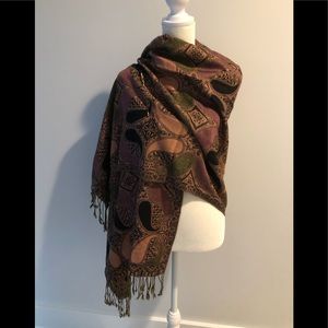 Pashmina Shawl with Decorative Stickpin